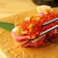 料理メニュー写真 ウニとイクラのこぼれ和牛肉寿司 2貫