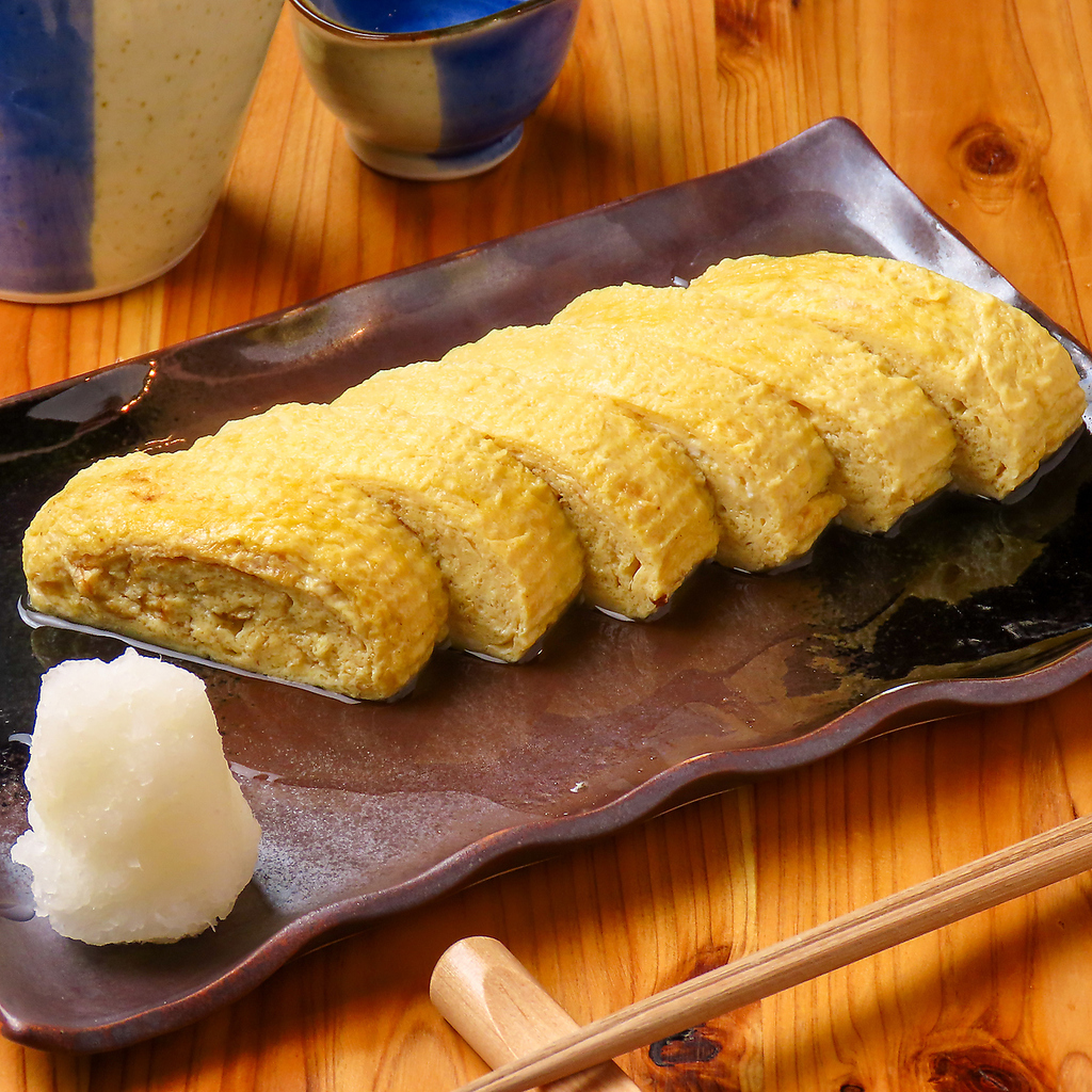 【旨味溢れるだし巻き玉子】ダシの旨味が溢れ出す、ふわふわの食感！職人の技が光る奥深い味わい。