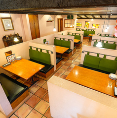 1F、店内奥、女性に人気BOX席は全部で8テーブル。2~6名様着席できます。4名席と6名席を横並びにすると10名席になります。