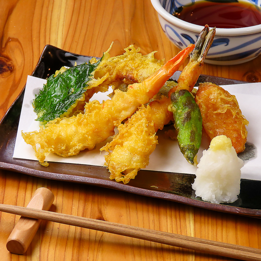 【天ぷら盛り合わせ】新鮮な海老や野菜の旨味を凝縮。サクサクの食感を、大根おろしと一緒にどうぞ！