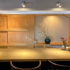 当店のカウンター席では、店主が目の前でお料理を仕立てる様子をお楽しみいただけます。お料理の盛りつけを間近で見ることで美味しさへの期待感が高まります。