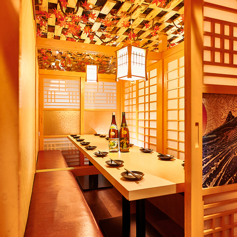 暖かみのある趣と情緒あふれる個室空間。
