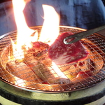 高温で一気に焼き上げるお肉は旨味と肉汁がたっぷり閉じ込められています。お好みのタレをつけて。