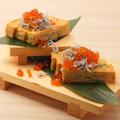 出汁巻き玉子　しらすイクラこぼれ