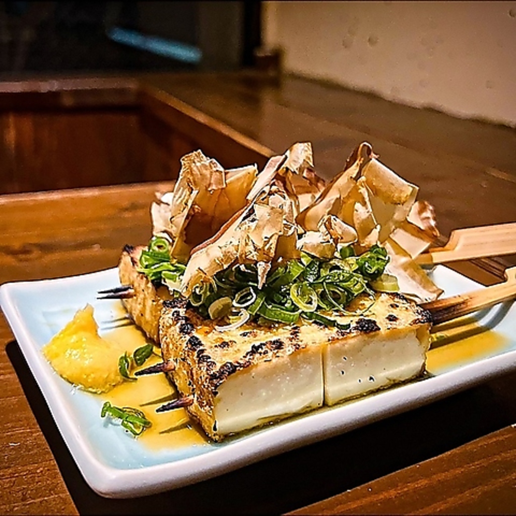 定番串以外にも、一風変わった串まで種類豊富◎お出汁でいただく「厚揚げ」なども大人気♪