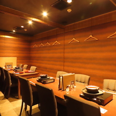 【個室】個室利用も可能!プライベート感を大切にし、特別な時間を楽しめます★ 6名掛けテーブルが2つあり、シーンに合わせたお席選びが魅力♪ 4名席は連結して大人数の集まりにも対応◎個室利用は前日要予約です。