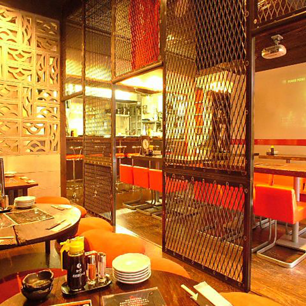 真っ赤な椅子やクッションがアクセントの元気なお店です。