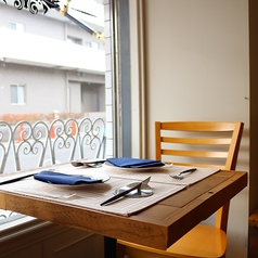 落ち着いた雰囲気のテーブル席。普段使いから特別な日までさまざまなシーンでご利用いただけます。