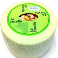 【3種チーズ盛り】…ケソ・デ・カブラ・クラド：スペイン東部地中海沿岸地域で新鮮なヤギ乳を使って作られた伝統の味。一般的なヤギ乳よりクセがなく、まろやかな味が食べやすい風味となっております。