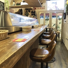 本日のおつまみをご自身の目で見て確かめられるカウンター席がオススメ！スペイン産生ハムカットもライブで見れます！