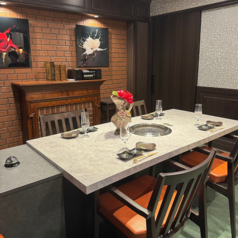 【落ち着いた空間・洋個室】完全個室のプライベートな空間でお食事をお楽しみいただけます。2名様からご利用いただけますので、記念日や特別なシーンにピッタリのお席です。