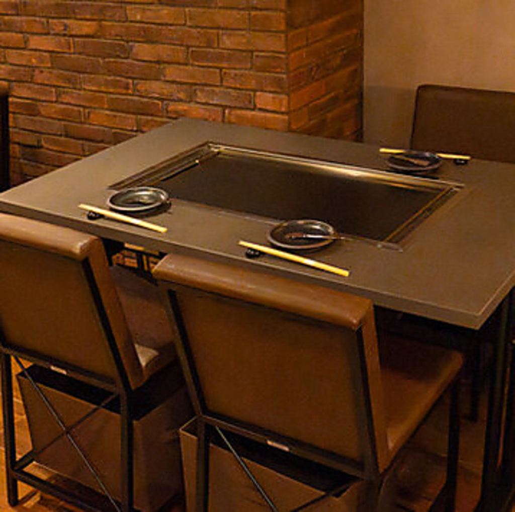 重厚感のある設えが魅力のテーブル席。恵比寿でのデートや、ご友人との食事に幅広く活躍いたします♪