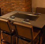 重厚感のある設えが魅力のテーブル席。恵比寿でのデートや、ご友人との食事に幅広く活躍いたします♪