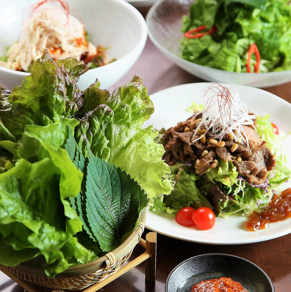 【韓国料理はヘルシー】野菜とともにいただくので健康に効果的！？是非野菜もたっぷり摂って下さい！