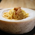 料理メニュー写真 チーズの器で仕上げる濃厚カルボナーラ