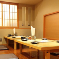 【2階お座敷】2～4名様でご利用いただけるお座敷を各種ご用意しております。落ち着いた雰囲気が漂うこの空間は、ビジネスの接待や大切なお客様とのお食事にも最適です！和の温もりを感じながら、リラックスした環境で心ゆくまで会話を楽しむことができます◎ぜひ、特別な時間をお過ごしください。