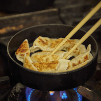 鉄なべ焼き餃子。噛めば肉汁がじゅわっと広がる