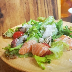 本日の鮮魚とサーモンのサラダ