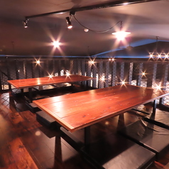 当店の店名でもある「ロフト階段」を上がると、ロフト席（座敷席）があります。4名席×1テーブル、靴を脱いで階段を上がって、足を伸ばしてお寛ぎください。