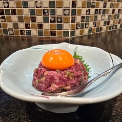 【熟練の技】名物の「馬刺しなめろう」と「牛のたたき」の写真