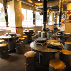 プライベート感を大切にしたい方にもおすすめのテーブル席◎さりげない仕切りで、周りを気にせずお食事に集中できる「落ち着いた空間」を演出。ゆったりと会話を楽しみながら、本場の味をご堪能ください。