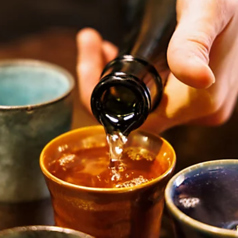 厳選した焼酎や日本酒と新鮮な魚介をお楽しみください。