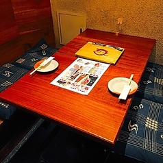 【個室：4名様ご案内できます×1卓】テーブル席は2名様からでもご利用OK！少人数で気軽にお食事と団欒の時間を満喫いただけます。お席は仕切りを使用することで、半個室タイプのお席としてもご利用が可能です。ご希望の際は気軽にお問い合わせやお申しつけください。