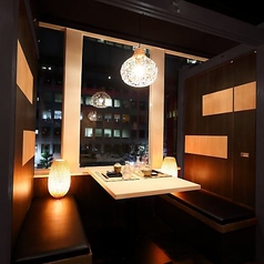 【小人数テーブル】 光と影が織り成す上質空間。都会の喧騒を忘れ大人の時間をゆったり堪能できる空間をご用意！2名～6名の少人数様向けのテーブル席などゆったりと優雅なお時間をお過ごし頂けるこちらのお席は、デートをワンランク上の仕上がりに！サプライズ演出できるデザートプレートもご用意しております！