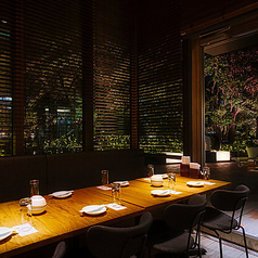 最大16名様までの個室はシックで落ち着きのあるお部屋です。