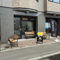 ◆お店の前のベンチはテイクアウトのお食事にぴったり◆