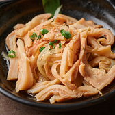 ぷりっと弾力のある食感と、炭火で焼き上げた香ばしさがクセになるTONTON自慢のホルモン焼き。濃厚なタレが絡んでご飯もお酒も止まらない！一度食べればやみつき間違いなしの人気メニューです。