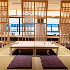 和を感じる落ち着いた空間の4名掛けの掘りごたつを15席ご用意しています。美と健康を意識したお料理の数々をご友人やご家族と一緒にお召し上がりください。