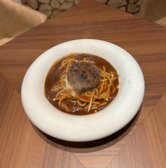 和牛ハンバーグのせ!崩して混ぜて食べる太麺ミートパスタ