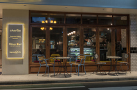 おしゃれな街の季節の風を感じるテラス席