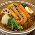 料理メニュー写真&nbsp;【1月限定】ソフトシェルシュリンプと揚げ餅の新春紅白スープカレー
