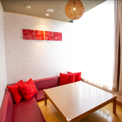 ［フラットルーム］赤を基調にした床上げ、禁煙タイプのお部屋