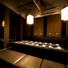 【テーブル個室2～28名様】雰囲気・料理・お酒とすべてにこだわった良質な居酒屋「魚一」！柔らかい光で演出された木目が落ち着く和個室でお出迎えいたします。