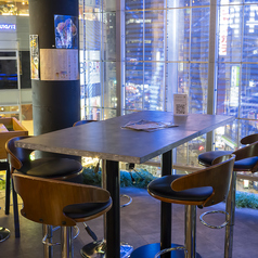 グループでのご来店でもご安心！5～6名のグループで座れるテーブル席もしっかりご用意しております！仕事終わりの同僚とのご利用やプライベートのグループ利用お待ちしております。