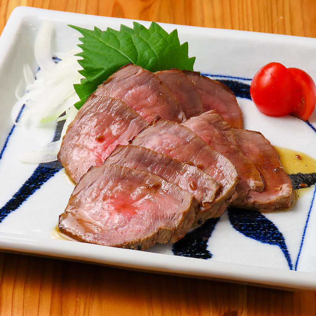 【牛タタキ】丁寧な下処理で仕上げた肉のたたき。口の中でとろけるような味わい！