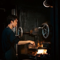 薪火グリラーで焼き上げる肉料理が名物