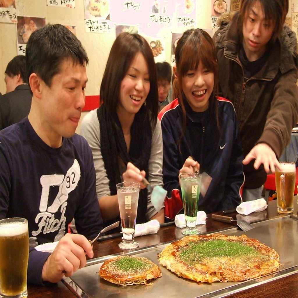 見てください！この大きさの違い、分かりますか？記念日等では巨大お好み焼きでサプライズも受付中★