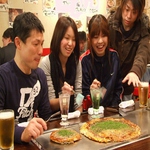 見てください！この大きさの違い、分かりますか？記念日等では巨大お好み焼きでサプライズも受付中★