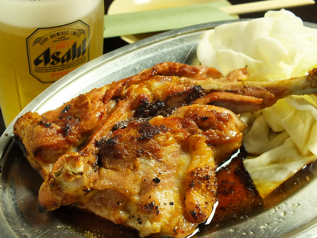 ももから焼きは数種類のスパイスで漬け込んだもも肉を皮はパリッと中はジューシーに焼き上げた逸品