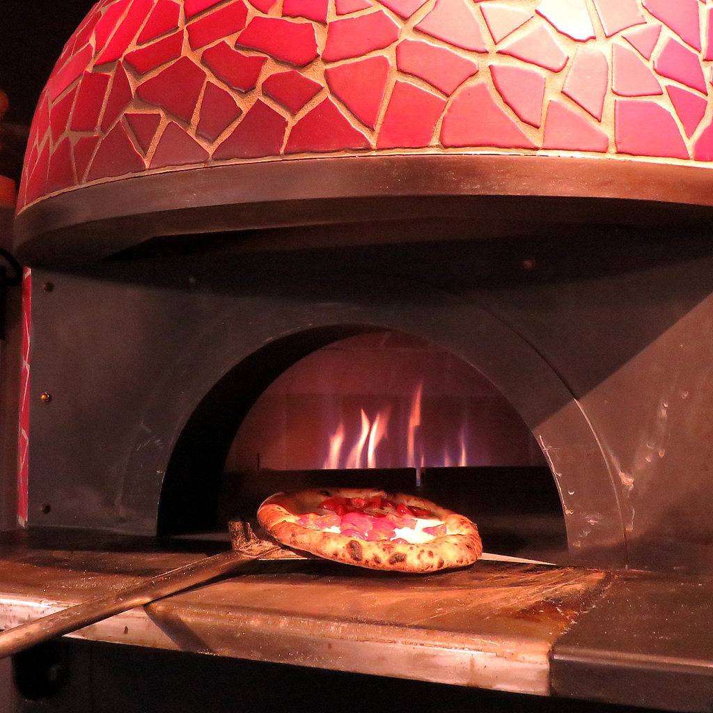 高温窯で一気に焼き上げます。