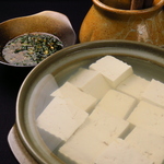 こだわりの豆腐を使った湯豆腐は心地よい温かさと美味しさに心満たされる一品です！ぜひご堪能あれ♪