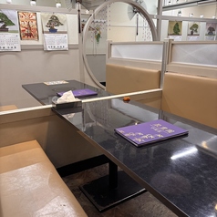 ゆったり座れるテーブル席。最大10名様まで可能です。