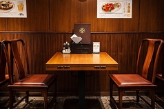 ご友人同士やカップルでのご利用にぴったりなテーブル席です。当店名物の小籠包をはじめとした本格上海料理を、落ち着いた空間でゆったりとお楽しみいただけます◎お買い物の帰りや、ご夫婦での気軽なランチやディナーにも最適です。心温まる美味しいお料理とともに、お連れ様との素敵な時間をお過ごしください。