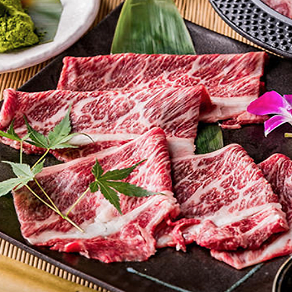 国産牛を使用した肉寿司をご堪能ください。