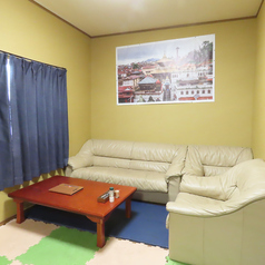 【2階：ソファ席】ゆったりしたソファ席をご用意しています。友人や家族と一緒にくつろぎながら、料理を心ゆくまで楽しむことができます。リラックスした雰囲気の中で会話を交わしながら特別な時間をお過ごしください。