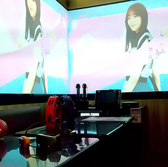 迫力満点の二面プロジェクタールームになります。本人出演などの映像重視の方はぜひこちらのルームをご体験ください。こちらのお部屋は人気が高いため、店舗までお電話にてご予約くださいますようお願い申し上げます。ご予約の際は、「デュアルモニタールーム希望」をお申し付けください。